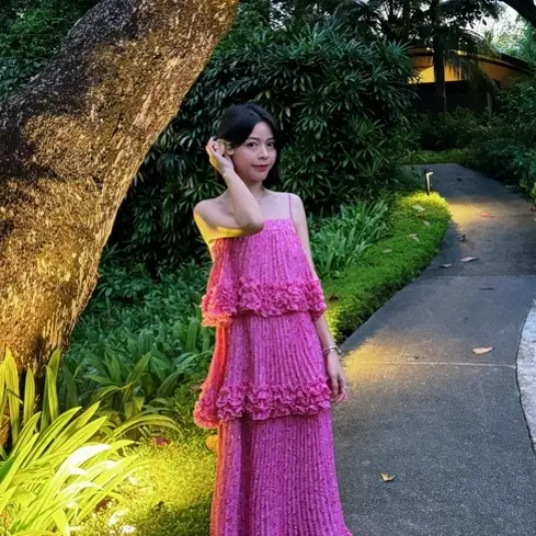 新款多巴胺风格显白吊带度假风夏季连衣裙甜美减龄