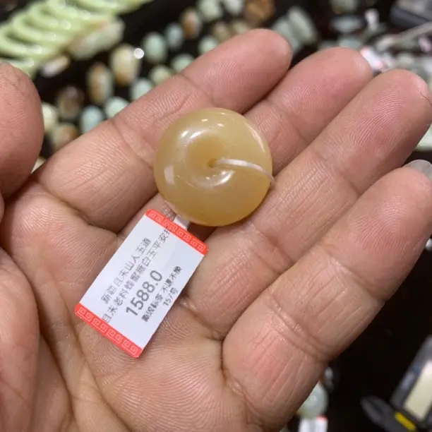 新疆和田玉且末糖白平安扣