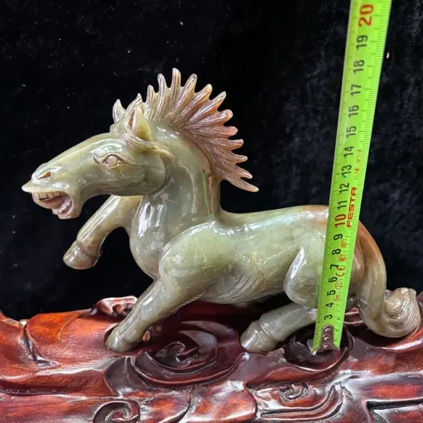 和田玉八骏马嬉戏图