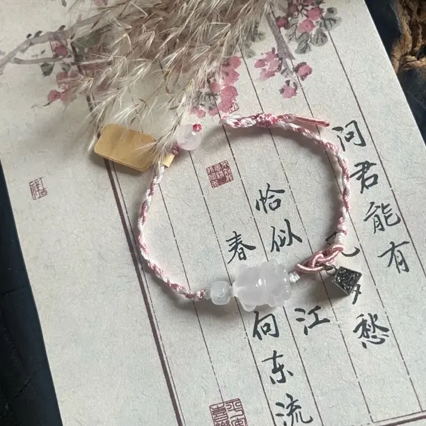 如意结系白水晶天使小熊配饰，搭配粉色系绳