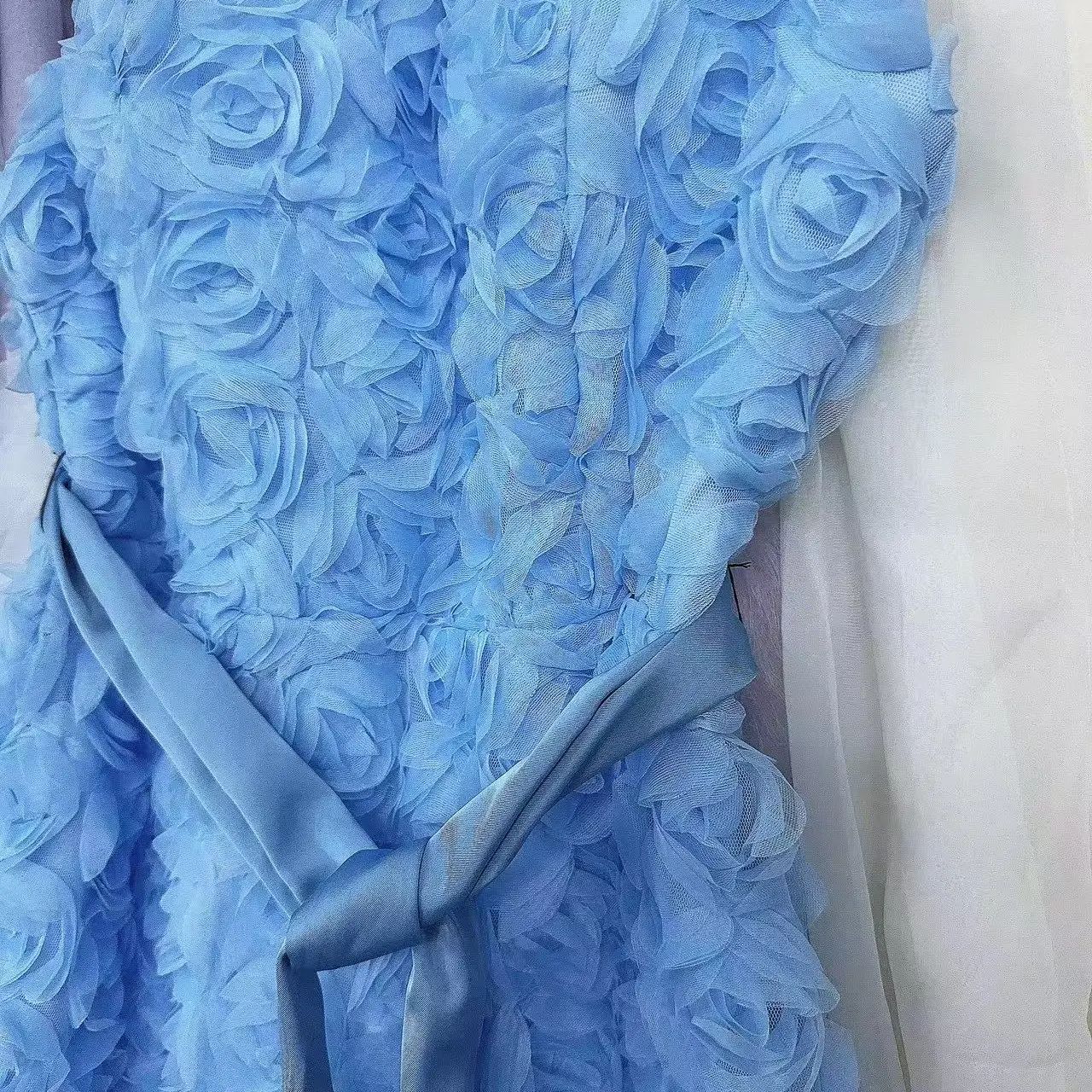 优雅蓝色无袖连衣裙玫瑰花瓣设计适合婚礼晚宴派对