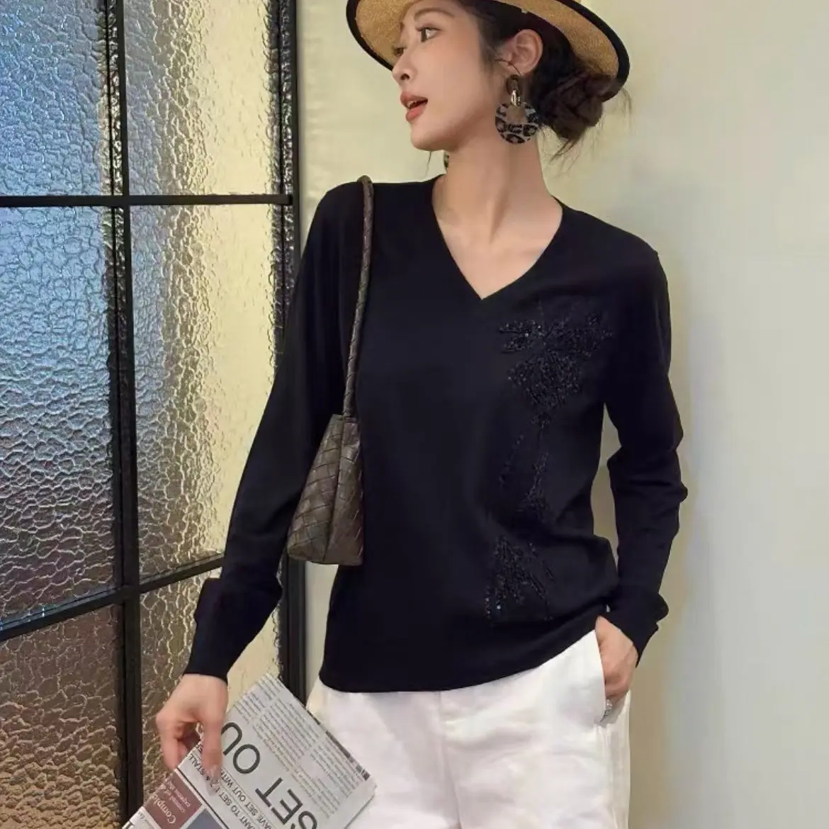 设计款珠片盘花V领长袖气质轻薄针织打底衫早秋女