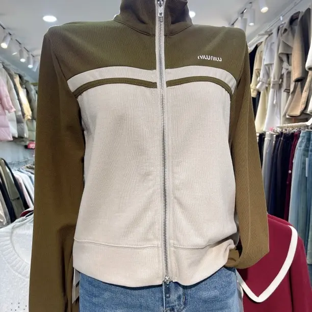 时尚女装展示包含运动夹克连帽卫衣针织开衫等多款