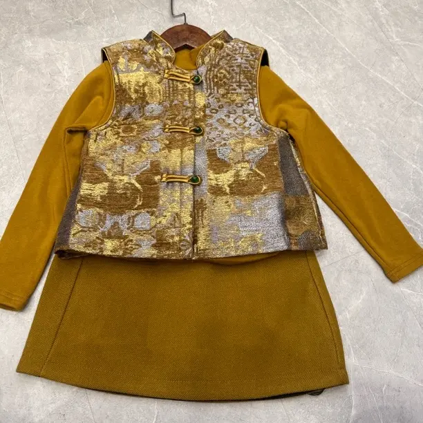 新中式植绒提花盘扣加绒加厚宽松百搭气质复古马甲女冬款三件套装