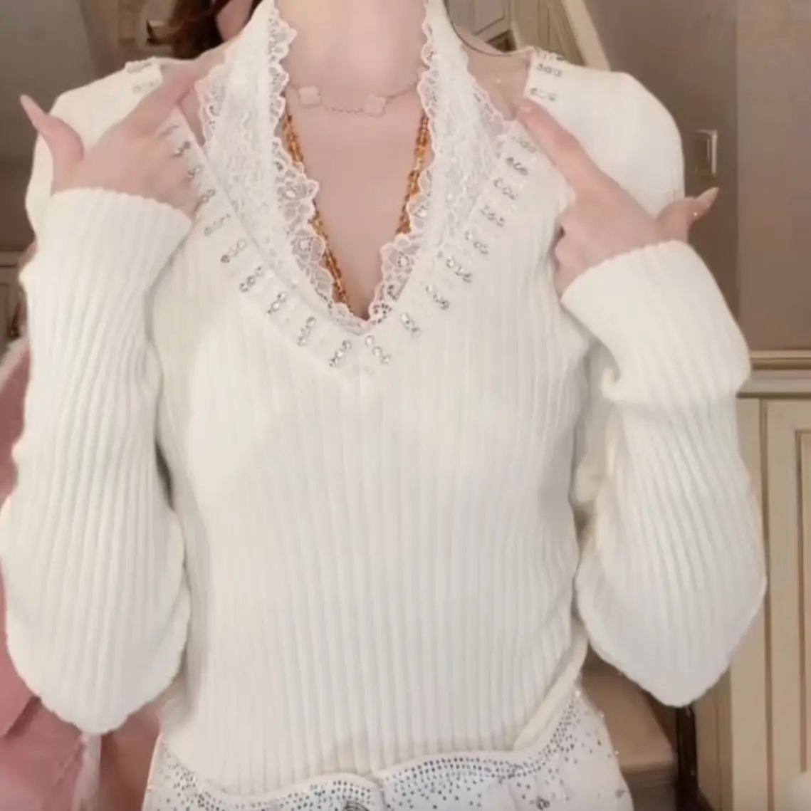 秋冬重工钉珠蕾丝挂脖露肩设计感气质显瘦内搭上衣