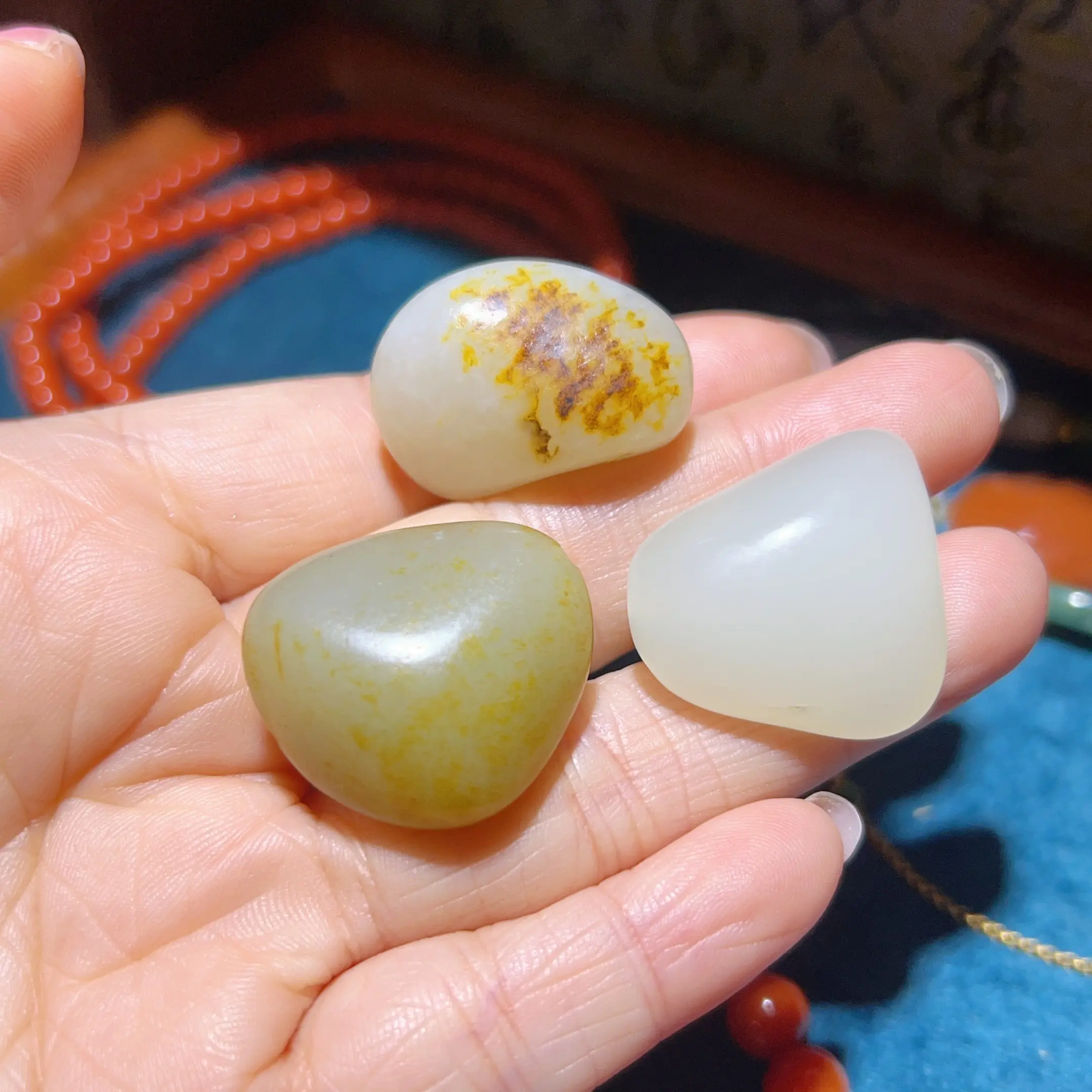 天然和田玉精雕枣红皮籽洒金皮白肉吊坠温润典雅大气