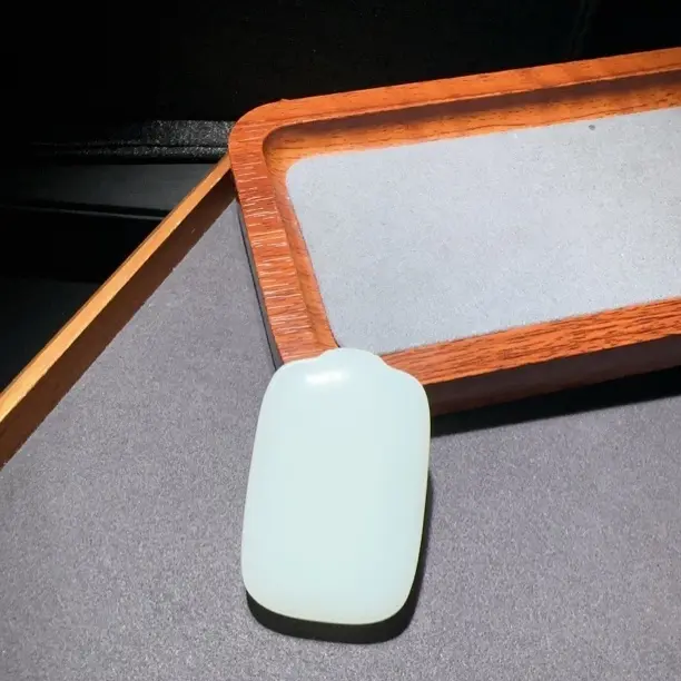 新疆和田玉平安无事牌吊坠