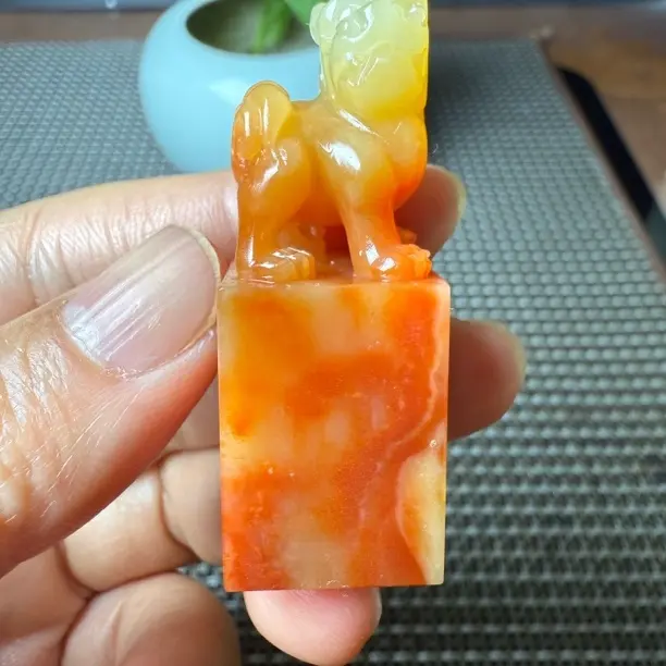 寿山老性夹饼芙蓉《瑞兽》，质地非常油润，石性很稳