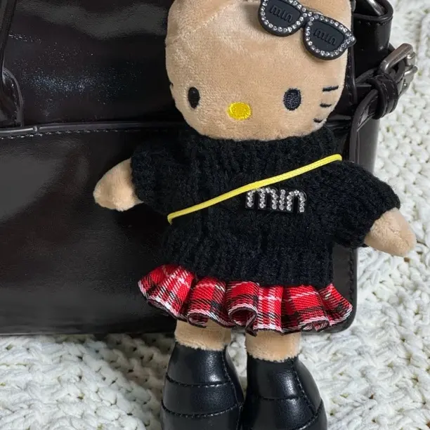 新款KT格子短裙高领毛衣款可爱毛绒玩偶包包少女心kitty挂件