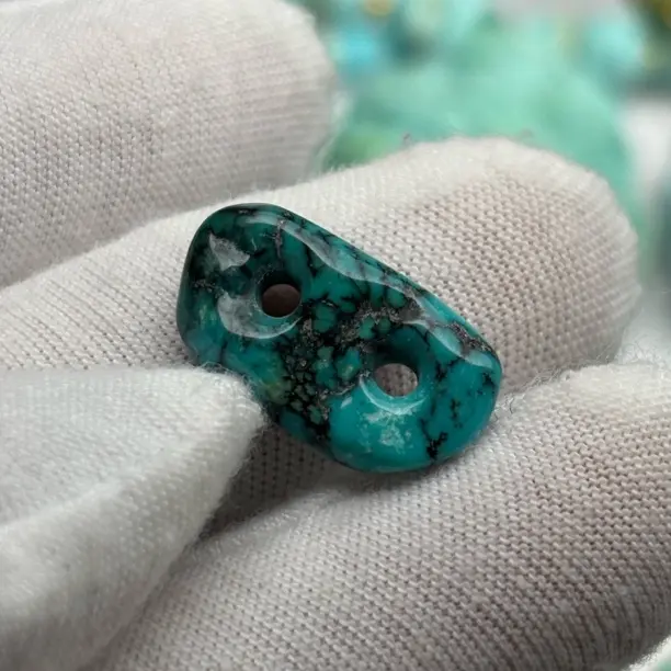 天然原矿高瓷精品绿松石猪鼻子配饰 尺寸19×11×5.5mm 