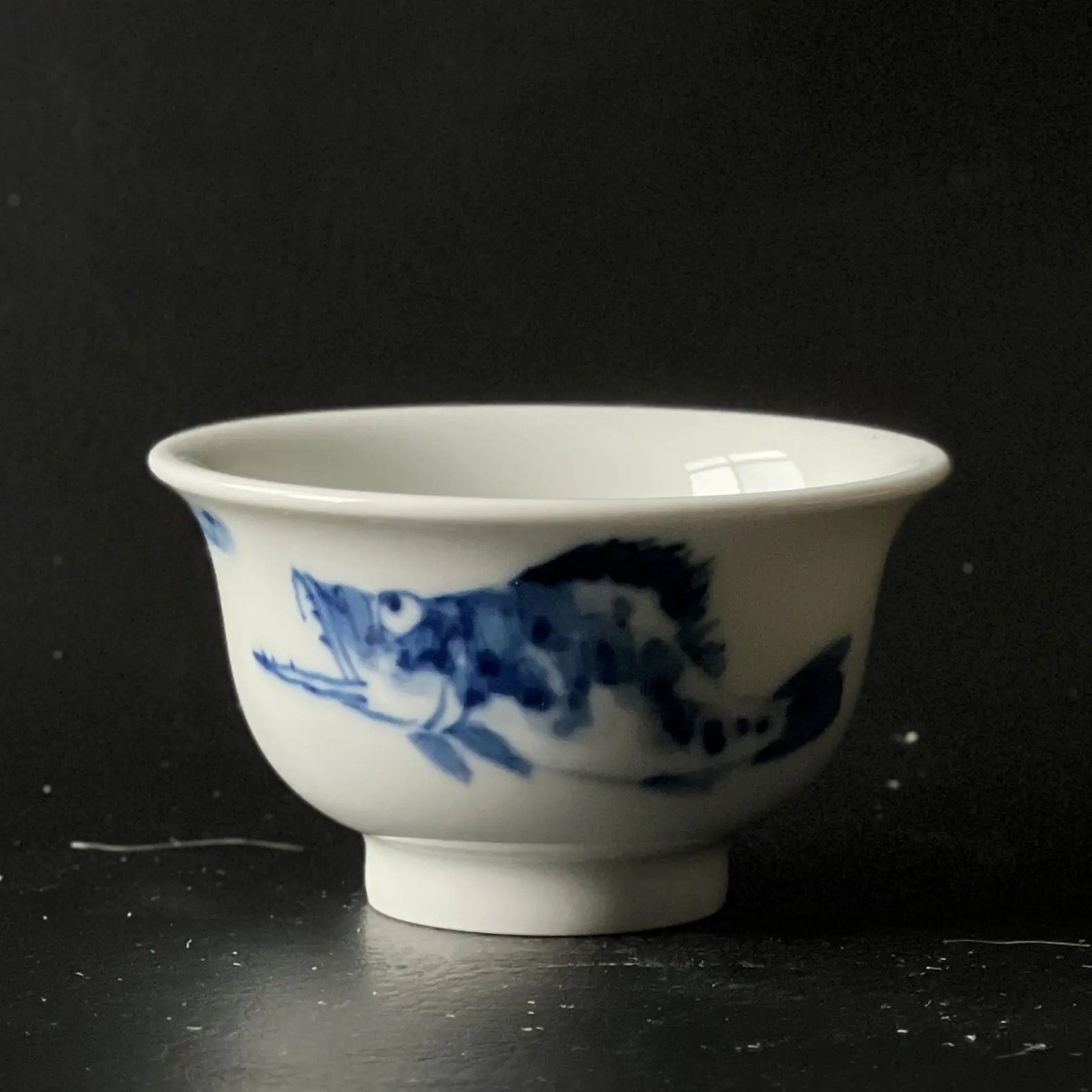 青花五彩荷花鳜鱼压手杯容量80cc