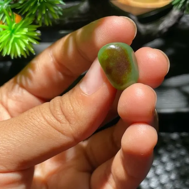 和田玉带红皮碧玉