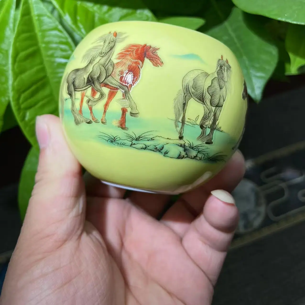 八骏图黄色白瓷大容量家用泡茶主人杯