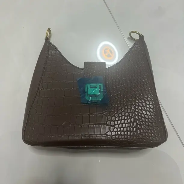 字母托特包拉链潮流压纹肩包耐磨单肩包轻奢简约风