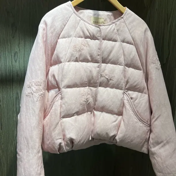 芭家25冬款简约气质重工印花圆领立体刺绣亚麻面料国风羽绒服1899