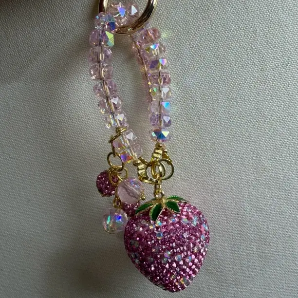 爆闪满钻草莓手机链精致百搭通用钥匙扣包挂L-1145