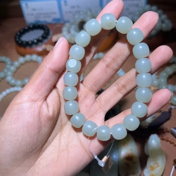 新疆和田玉籽油润细腻卡11老型手串