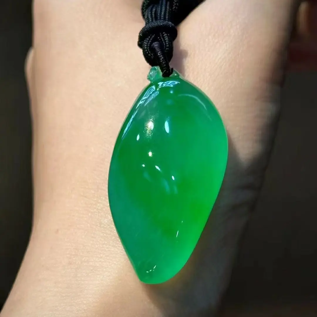 缅甸天然翡翠随型吊坠