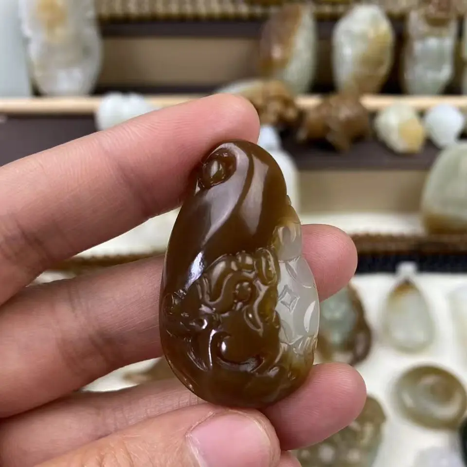 新疆和田玉且末金山红糖白貔貅精雕吊坠41.9*25.7*12.8重16g