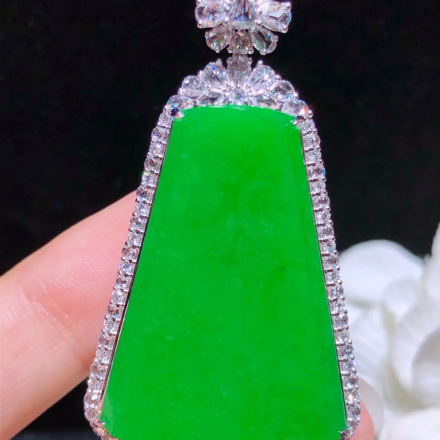 天然缅料翡翠A货，阳绿无事牌吊坠，18K金镶嵌气质时尚兄弟高冰