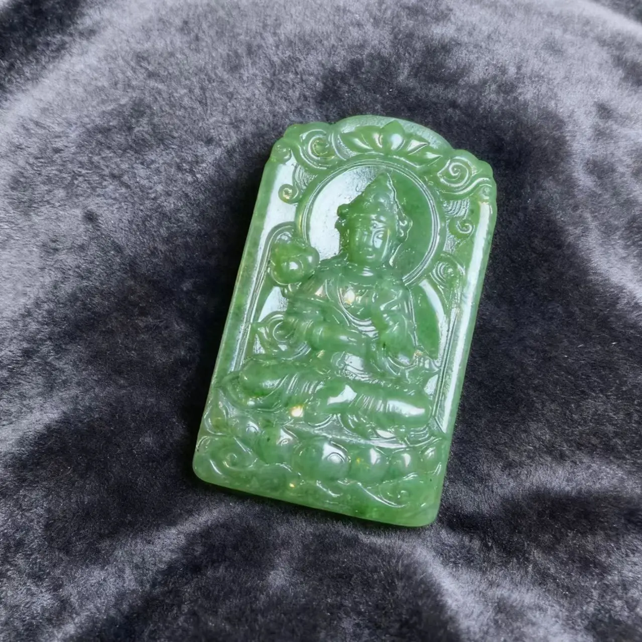 碧玉观音玉质冰透圆润饱满古朴端庄