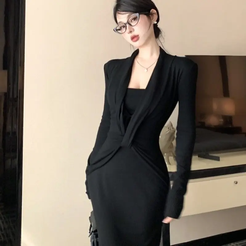 法式复古v领长袖连衣裙女秋冬气质收腰显瘦包臀黑色打底长裙