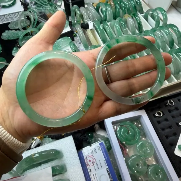 非洲翠冰透飘花手镯 多样性发其一