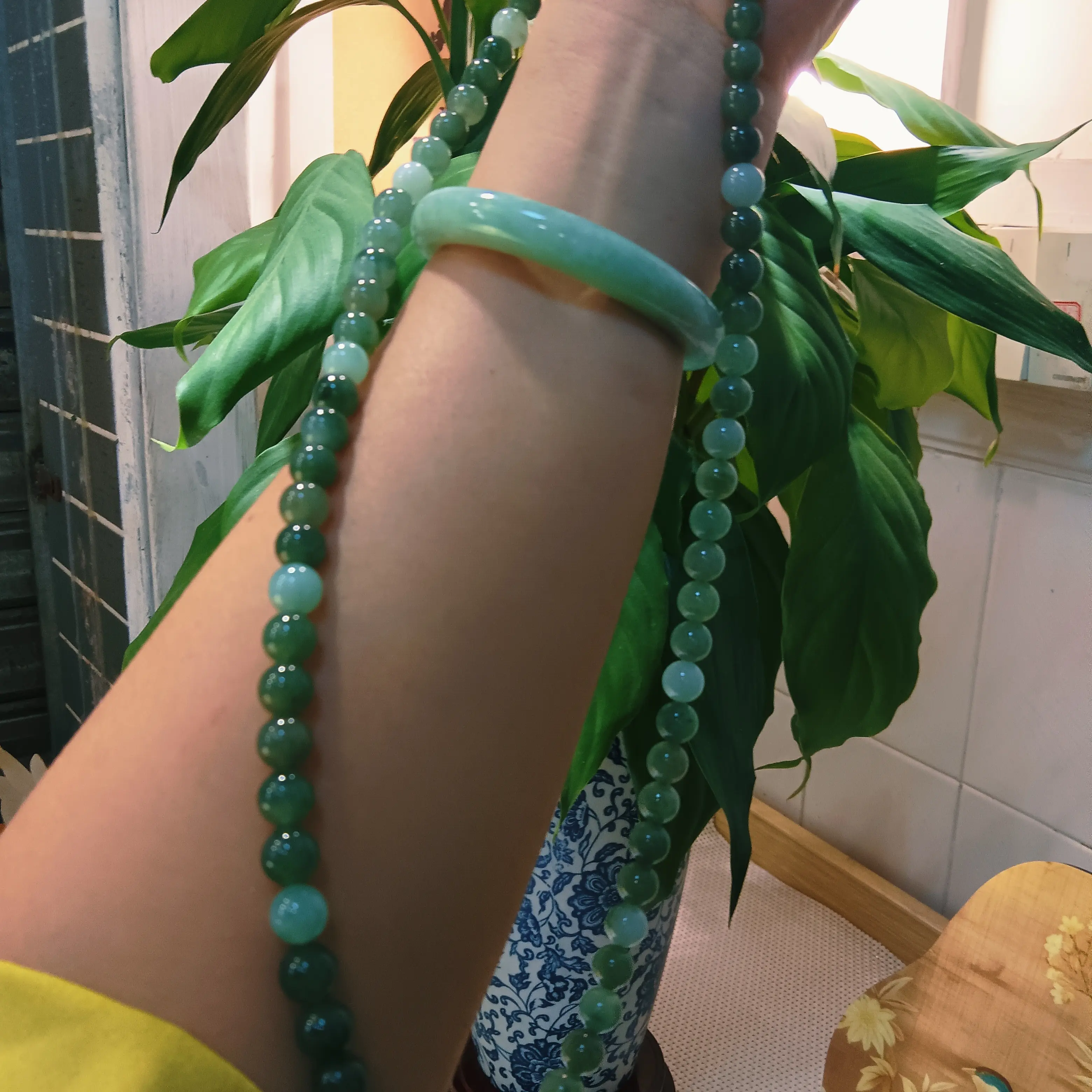 天然翡翠冰种飘花圆珠冰润晴水绿浅绿设计珠串时尚绿色