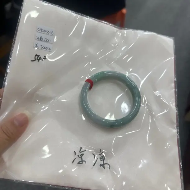 时尚百搭绿色精美翡翠手镯