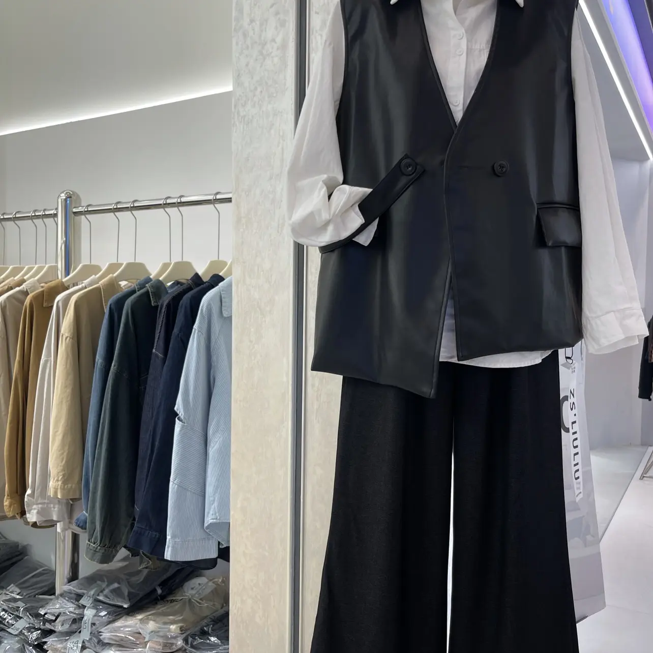 早秋V领一粒扣中长款PU皮马甲女宽松显瘦无袖坎肩外搭叠穿外套