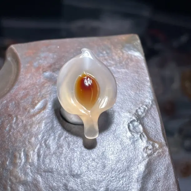 阿拉善糖心玛瑙手工精雕铃兰花吊坠