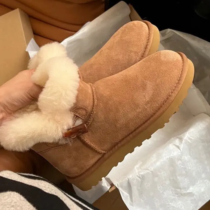 桑坡u家牛角扣厚底保暖羊皮毛一体冬季外穿新款短筒雪地靴