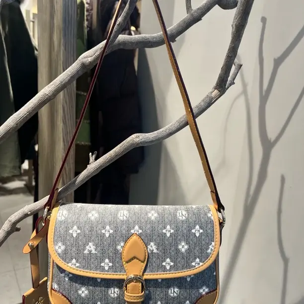 新款斜挎单肩女款法棍包时尚百搭通勤适用