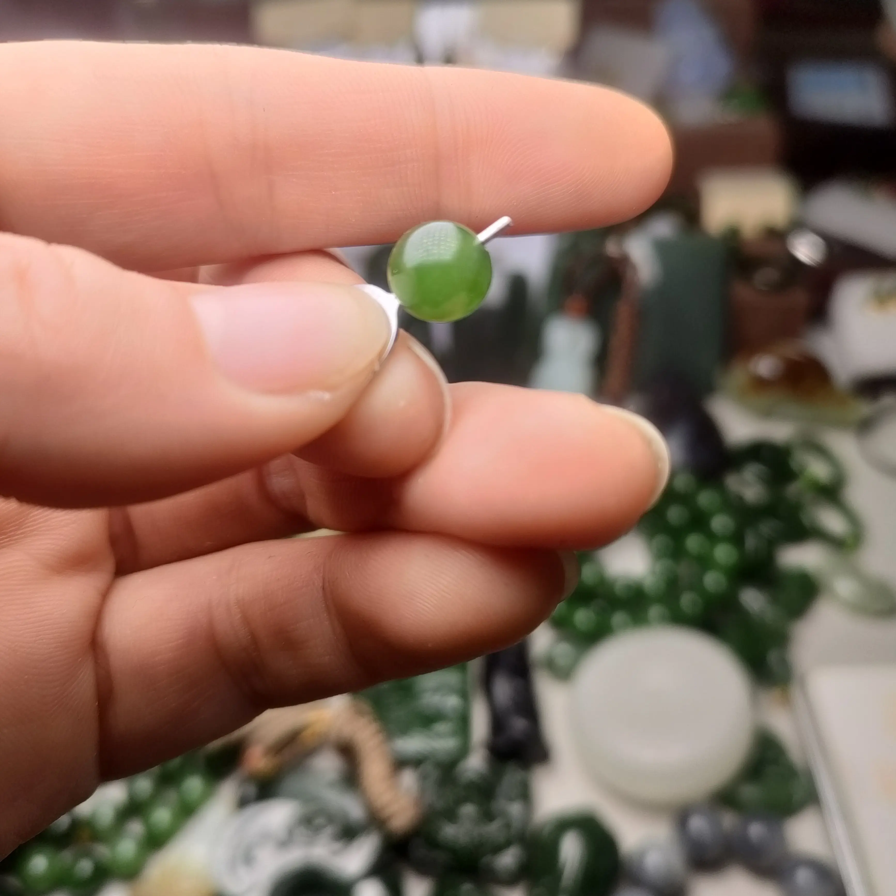 天然和田碧玉单珠辣阳绿微黑点高性价比