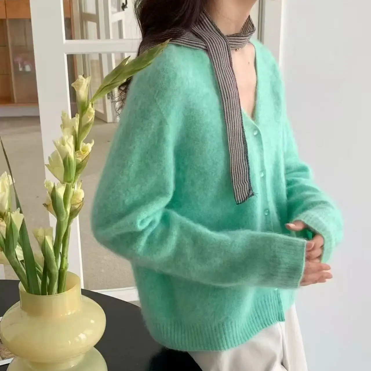 秋冬温柔风针织宽松V领纯色加厚毛衣女款百搭上衣