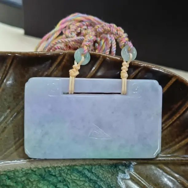 颈饰天然缅甸翡翠A货春彩色浓细腻锁牌无事平安