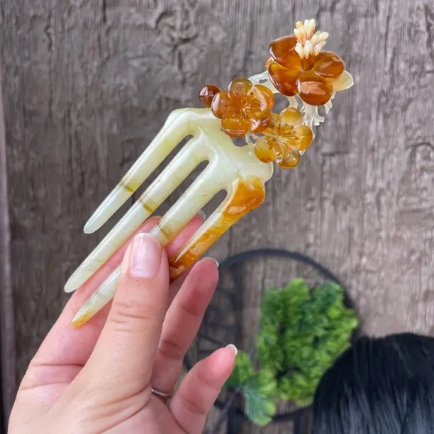 岫玉～排插梅花发簪。花玉料子，料子细腻温润颜色鲜艳，雕刻立体灵动