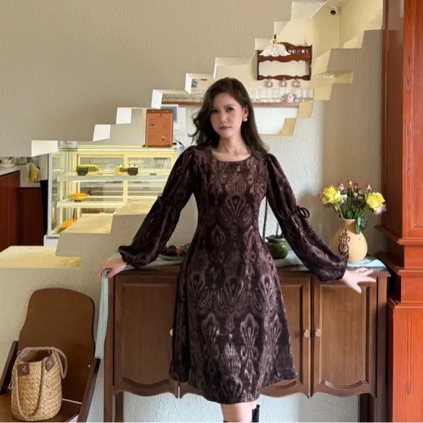 秋冬新艾特莱斯花V领收腰显瘦气质长袖连衣裙短款