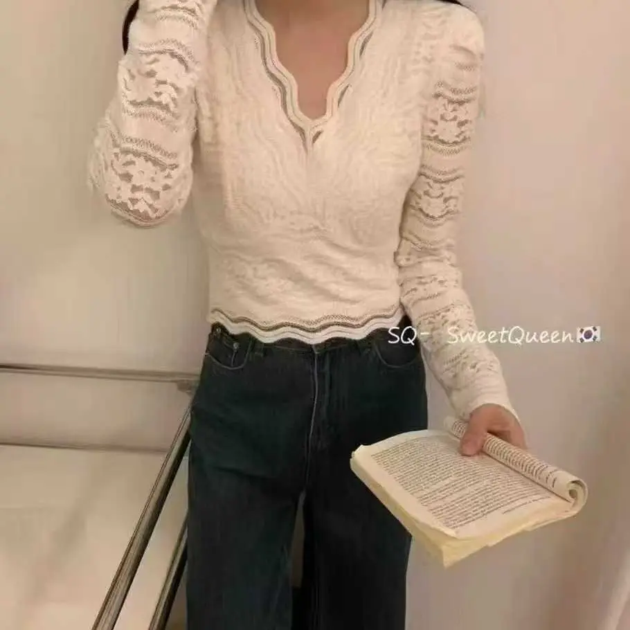 法式V领钩花镂空蕾丝衬衫女秋季内搭打底衫纯欲带胸垫长袖小上衣