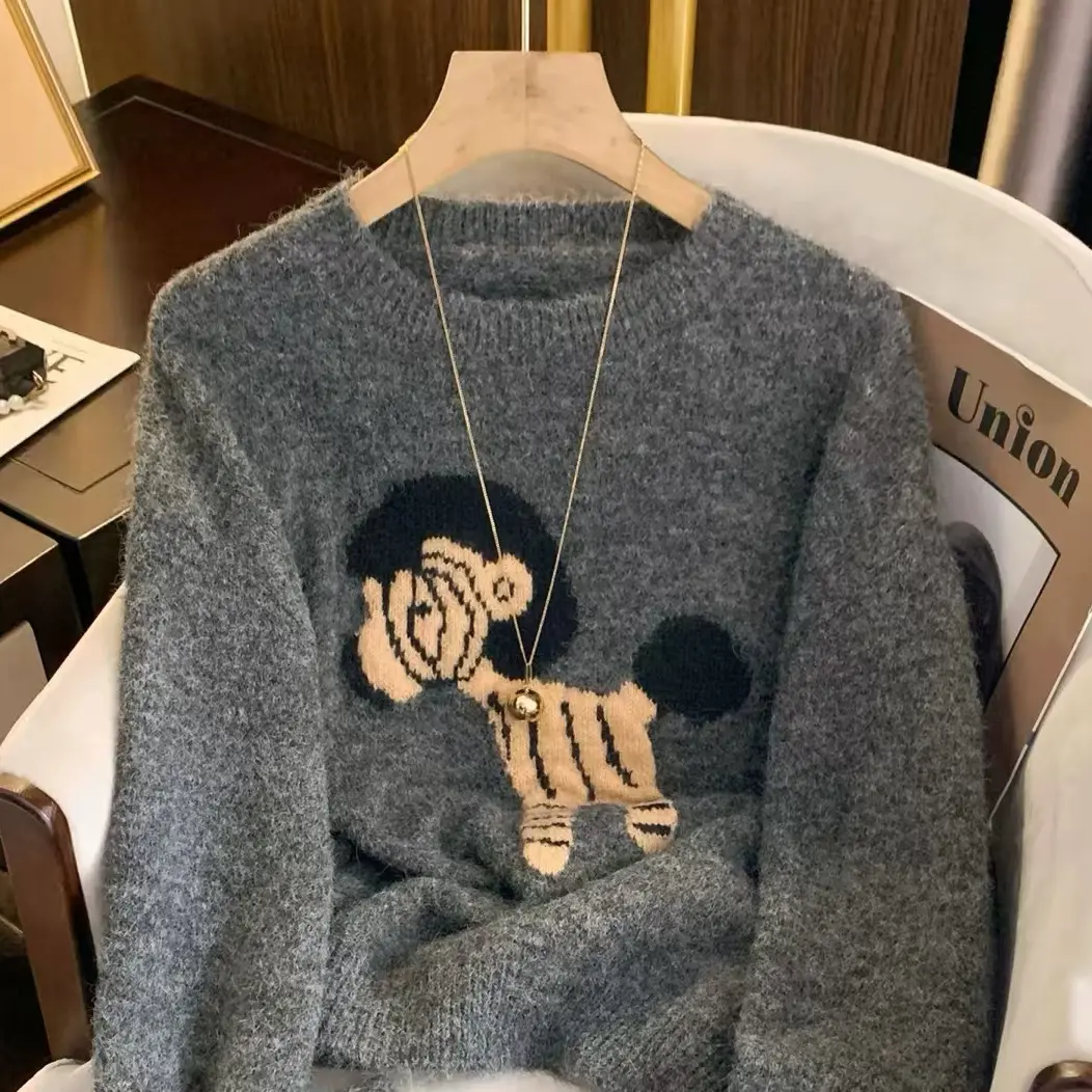 慵懒风软糯绵小马上衣女冬季新款设计感绣花亲肤保暖毛衣