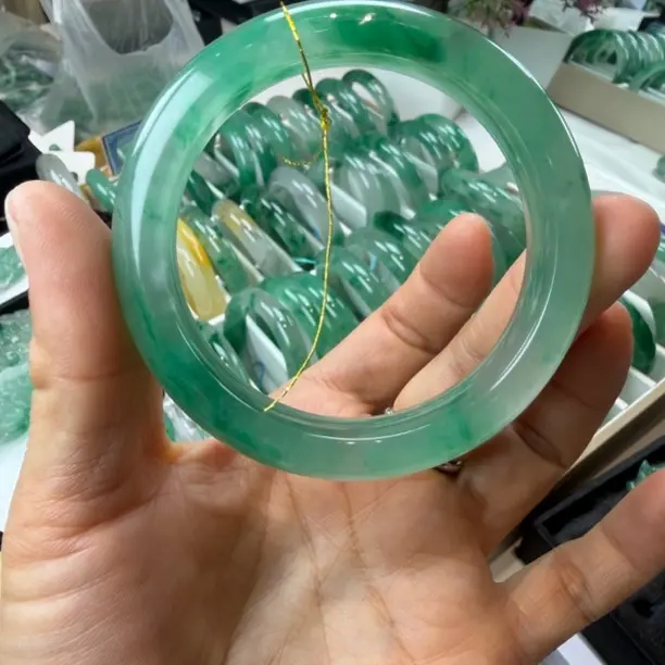 天然非洲翠飘花冰透手镯  