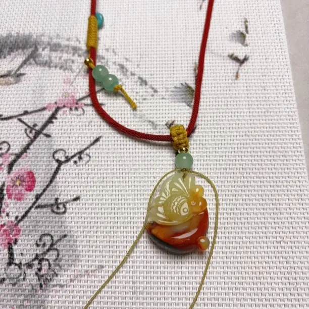 花玉俏色小锦鲤吊坠