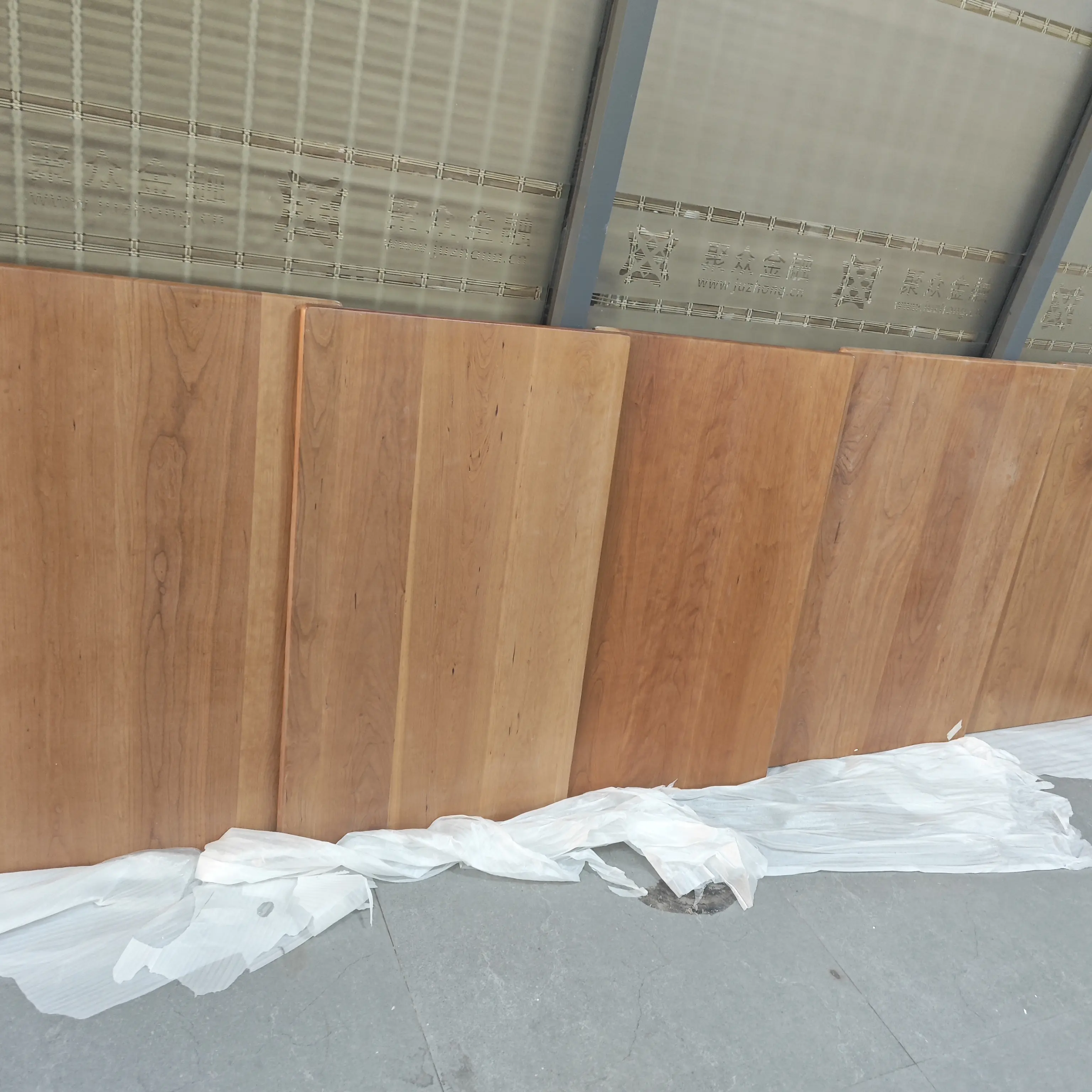 橡木，樱桃木，纯实木桌面，背面加了钢板。微瑕介意慎拍