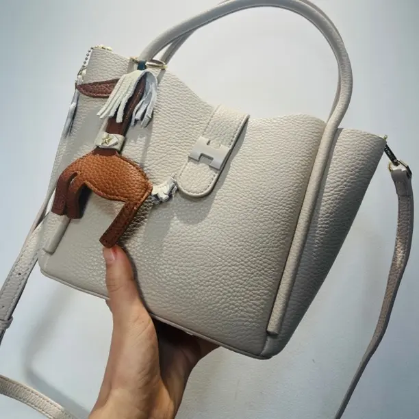 真皮时尚手提斜挎大容量水桶包