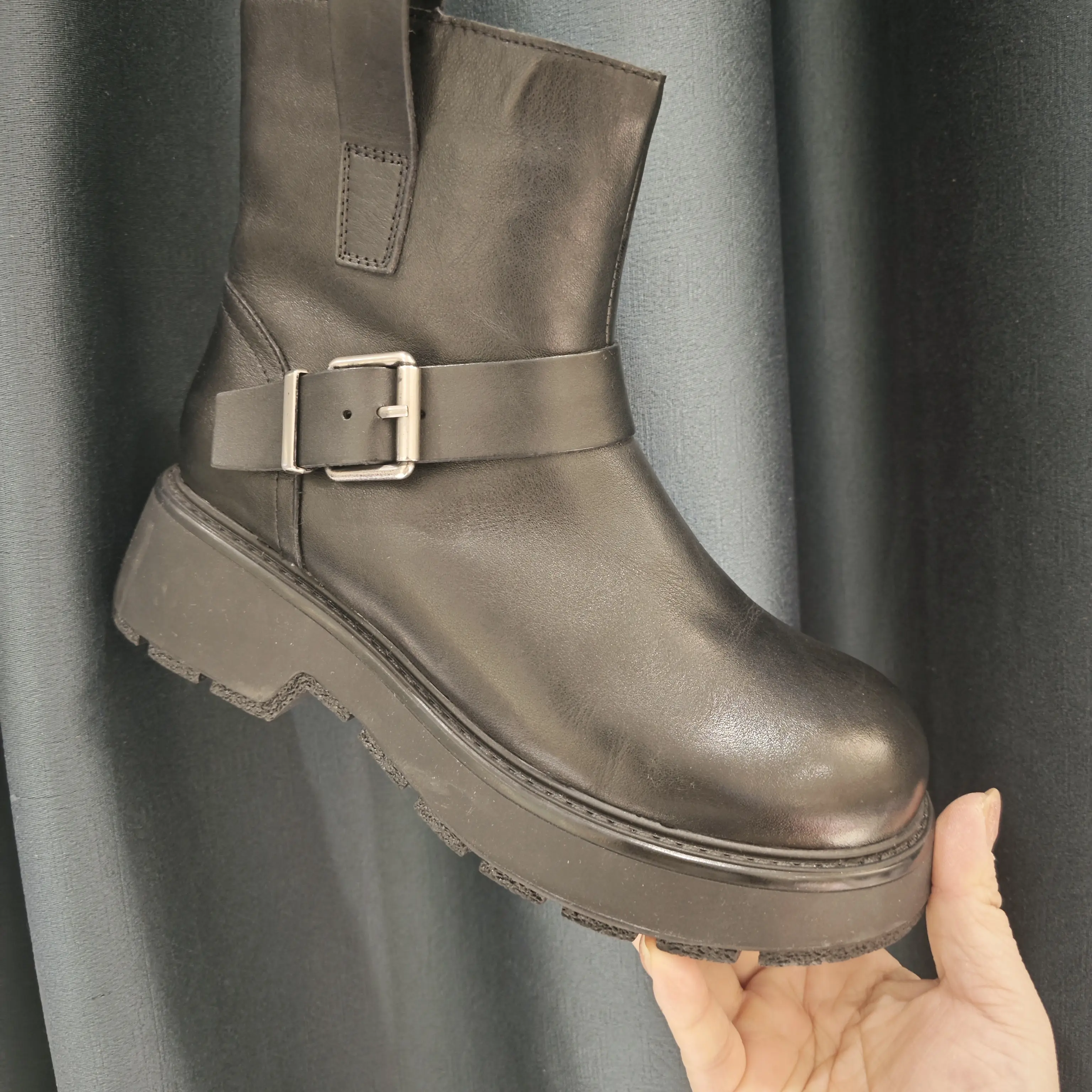 5890皮毛一体冬季防滑女款牛皮复古英伦风秋冬百搭圆头短靴