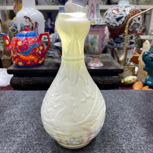 白瓷内绘龙凤蒜头赏瓶