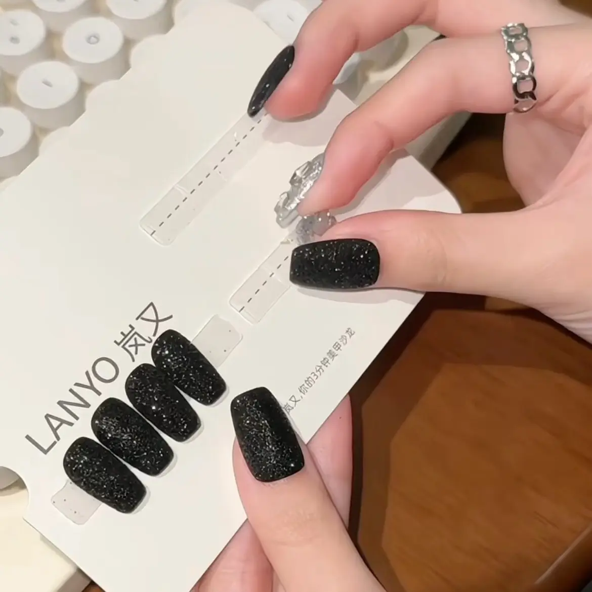 直播过款 。黑色磨砂爆闪纯手工穿戴甲显白经典款式