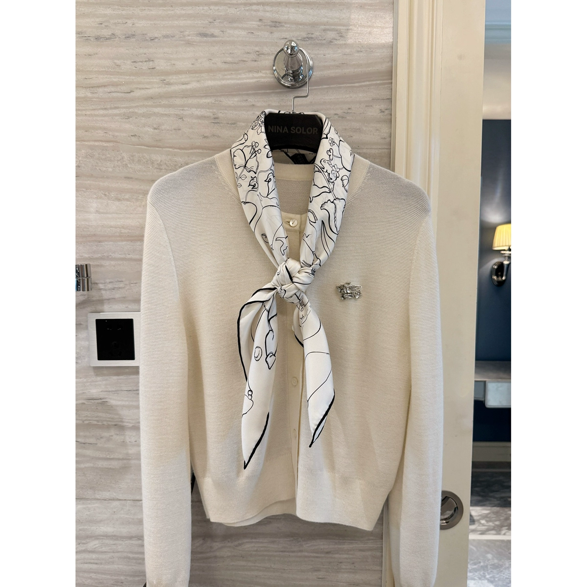 NINASOLOR高端秋冬洋气兔子斜纹大方巾白色围巾披肩外搭