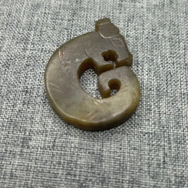 只买单纯的吊坠，没带链子，属的性质。吊坠 龙形瑞兽挂件仿古项坠