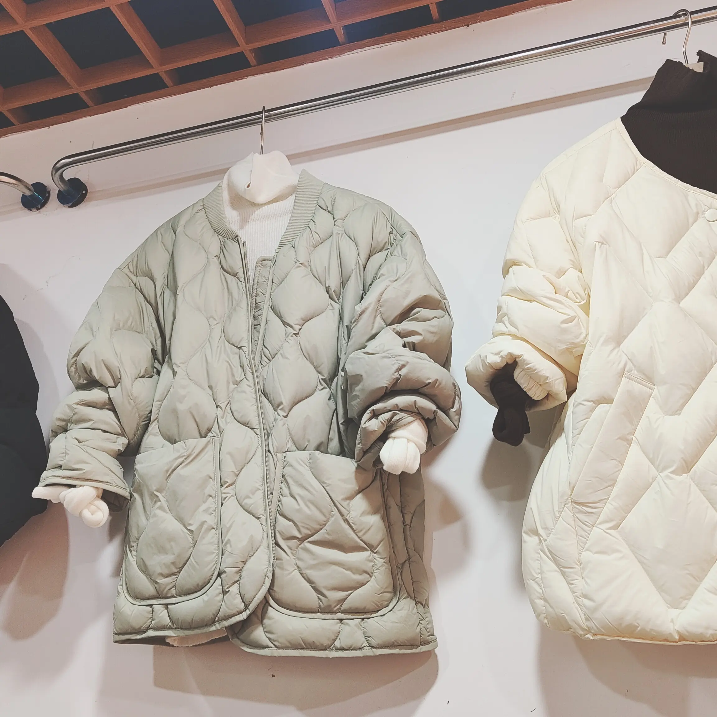 冬季女款轻薄短款菱格宽松保暖